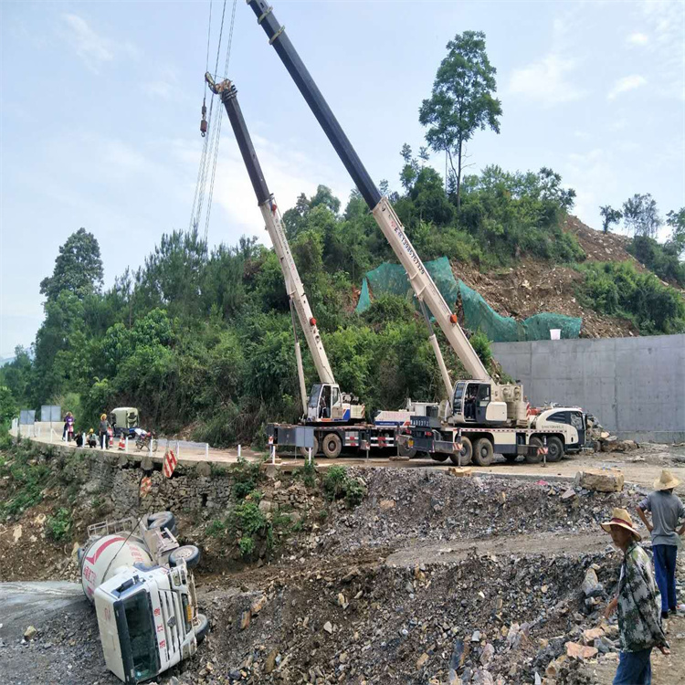 道真汽车掉沟里叫吊车救援要多少钱